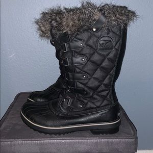 Black Sorel snow boots